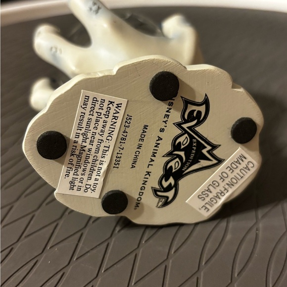 Disneys Animal Kingdom Abominable snowman Hand Snow Globe Holds photo/placecard - Picture 5 of 9